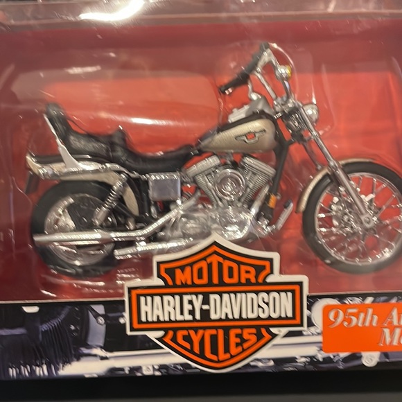 Harley Davidson Maisto Diecast 95th Anniversary Models Collectible Bikes 1:18 - Picture 5 of 14